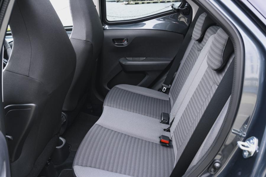 Интерьер Toyota Aygo x-trend 5-Door 2019 года  (UK) (фото 19 из 26)
